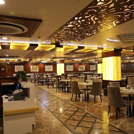 Hotel Tridev Varanasi Exterior foto