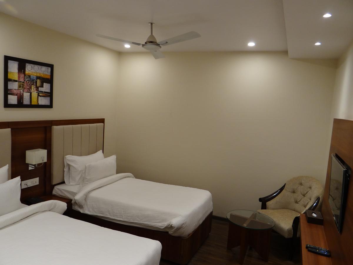 Hotel Tridev Varanasi Exterior foto