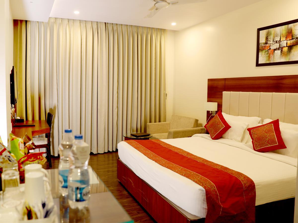 Hotel Tridev Varanasi Exterior foto