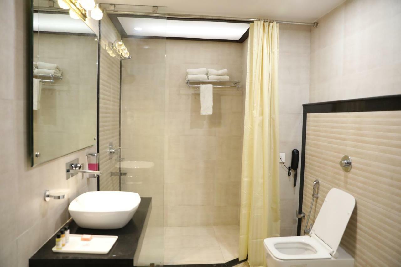 Hotel Tridev Varanasi Exterior foto